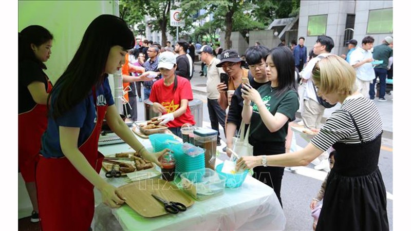 «Фо» и жареные роллы «нэм» производят хорошее впечатление на Сеульском фестивале дружбы