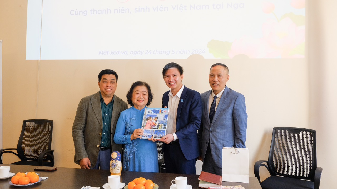 Трогательная встреча вьетнамской молодежи и студентов Вьетнама в России с бывшим Вице-президентом страны Чыонг Ми Хоа