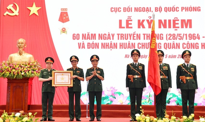 Президент вручил Орден Военных заслуг Управлению внешних отношений Министерства обороны