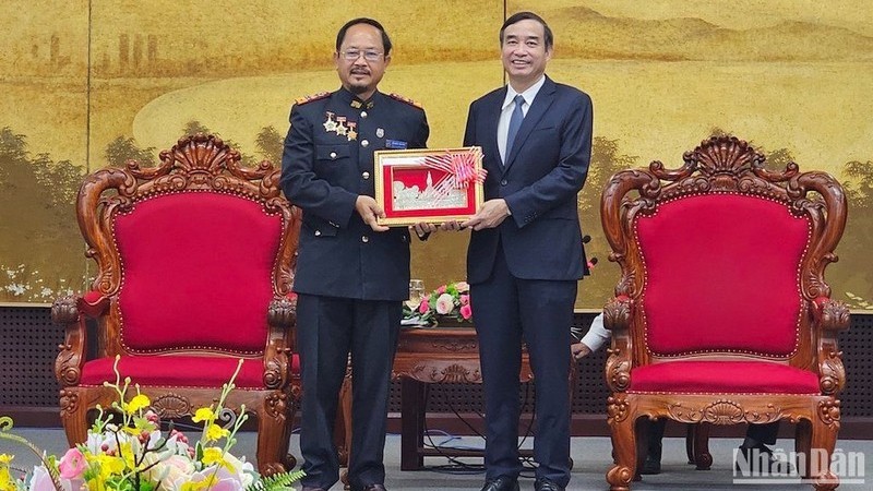 Обмен опытом между Высшим народным судом Дананга и Народным судом Центрального Лаоса