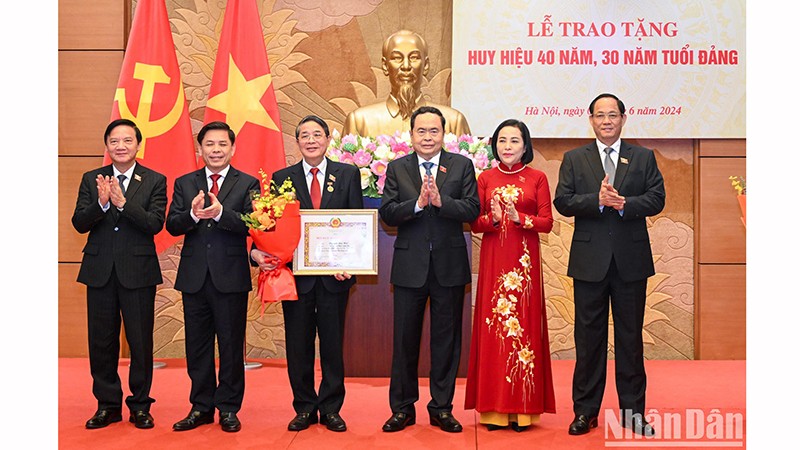 Председатель НС Чан Тхань Ман принял участие в церемонии вручения знаков членства в КПВ