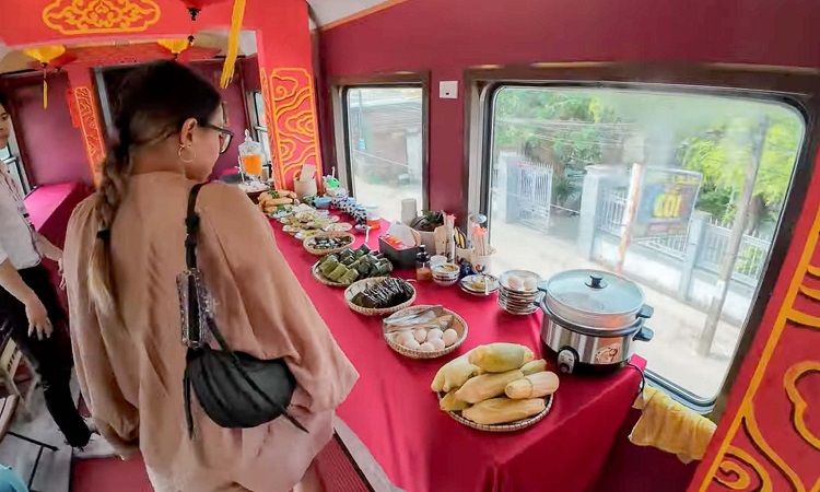 Иностранный турист впечатлен кухней Вьетнама во время своего путешествия на 5-звездочном поезде в Дананг