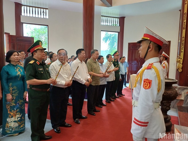 Президент Вьетнама То Лам воскурил благовония в храме генерала армии Во Нгуен Зяпа
