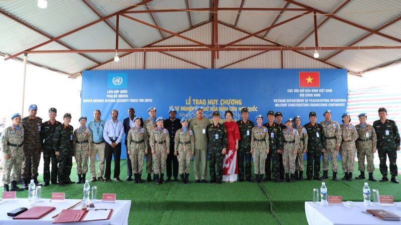 Вручение медалей ООН вьетнамским миротворцам в миссии ЮНИСФА