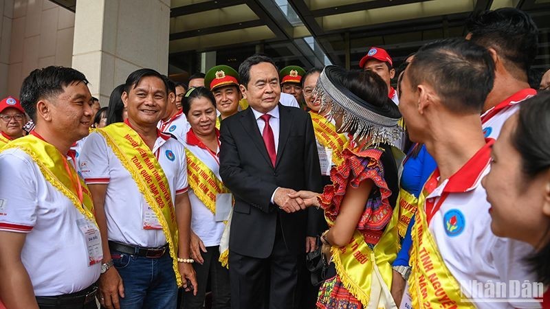 Председатель НС Чан Тхань Ман встретился с добровольными донорами крови