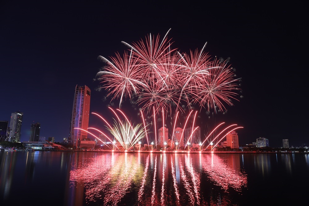 Вечер фейерверков в Дананге Шедевры природы