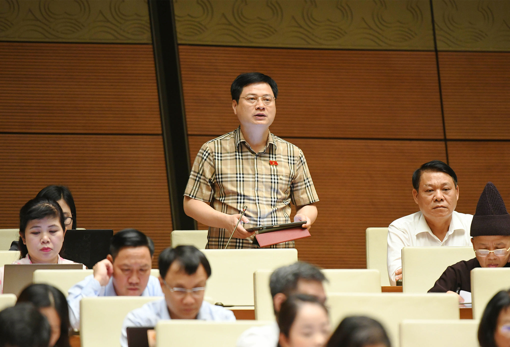 Национальное собрание обсудило строительство скоростной автомагистрали Зянгиа-Тёнтхань и социально-экономическое развитие малых народов