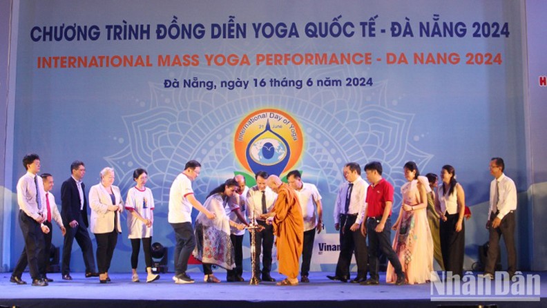 Более 1500 человек участвовали в программе йоги в Дананге