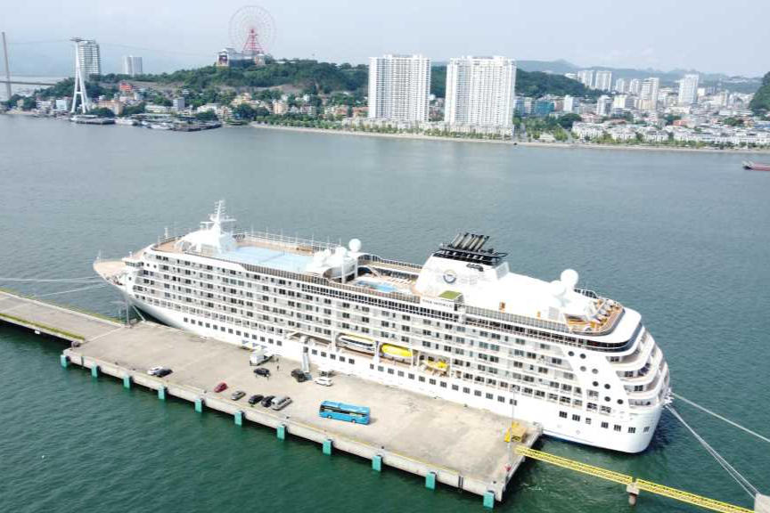 Суперъяхта The World прибыла в Куангнинь