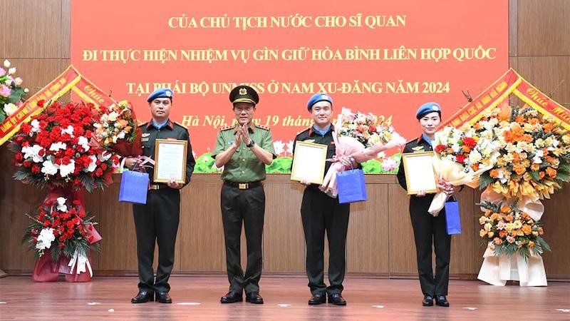 Вручение решений Президента 3 офицерам, участвующим в миротворческой миссии ООН