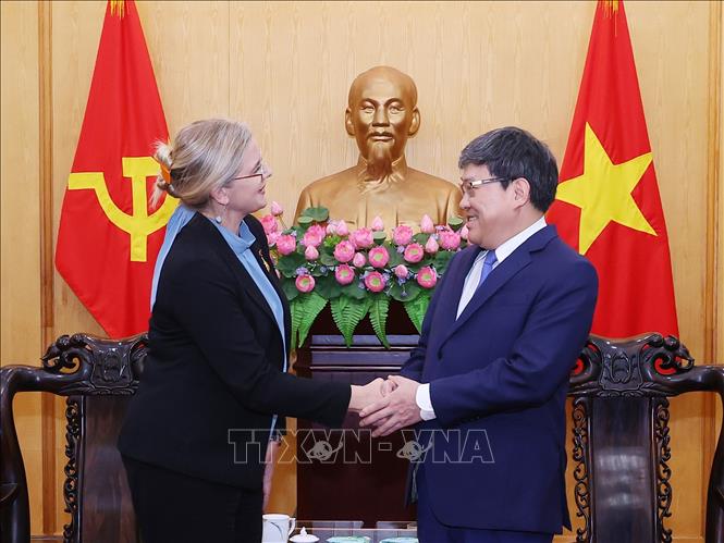 Послу Швеции вручена памятная медаль «Ради дела подготовки и повышения квалификации работников в сфере политической теории»