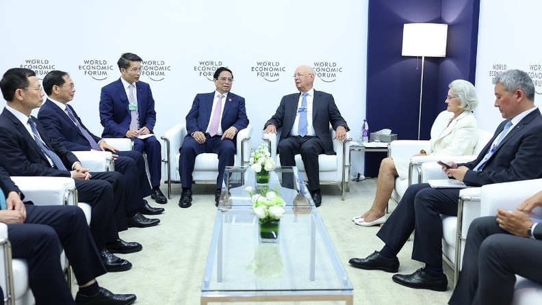 Премьер-министр провёл диалог с руководителями крупных корпораций ВЭФ