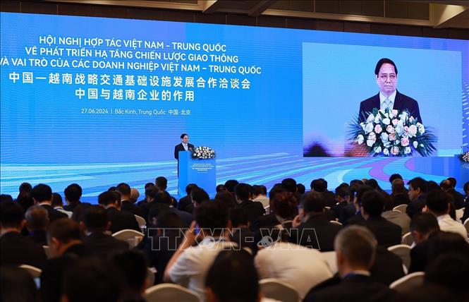 Премьер-министр Фам Минь Тинь и вице-премьер Китая приняли участие во Вьетнамско-китайской конференции по развитию инфраструктуры