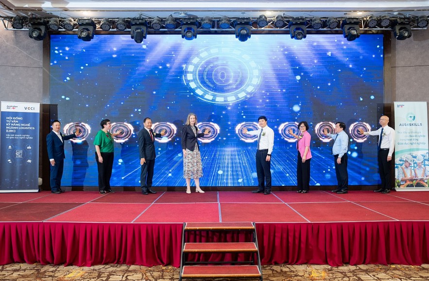 Вьетнаму нехватает кадров в морских портах