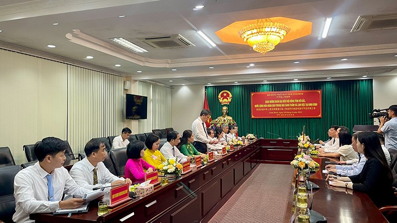 Рабочая делегация китайской провинции Хубэй посетила провинцию Ниньбинь