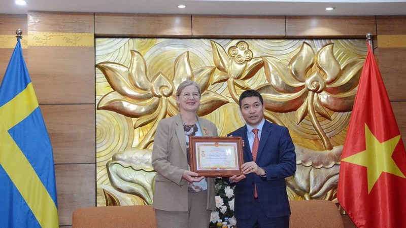 СОДВ вручил памятную медаль Послу Швеции во Вьетнаме