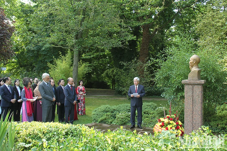 Делегация Коммунистической партии Вьетнама возложила цветы к памятнику Президенту Хо Ши Мину во Франции
