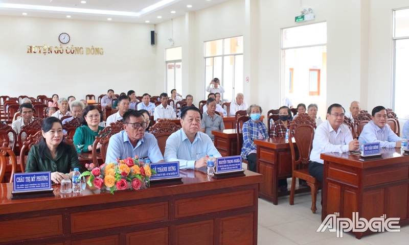 Глава Отдела пропаганды и политического воспитания ЦК КПВ вручил подарки семьям лиц, имеющих заслуги перед Отечеством в уезде Гоконгдонг