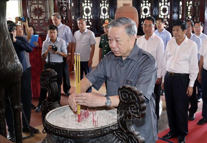 Президент То Лам воскурил благовония в память о премьер-министре Во Ван Киете и председателе Совета министров Фам Хунге