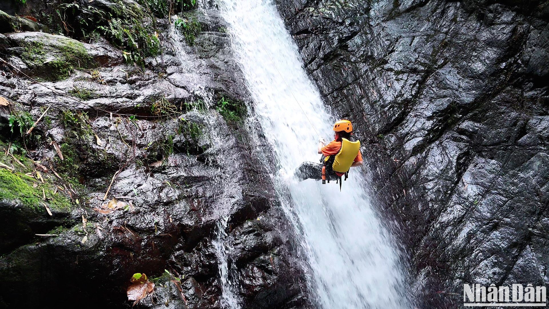 Пересекаем водопад, чтобы открыть для себя восточный склон горы Тамдао