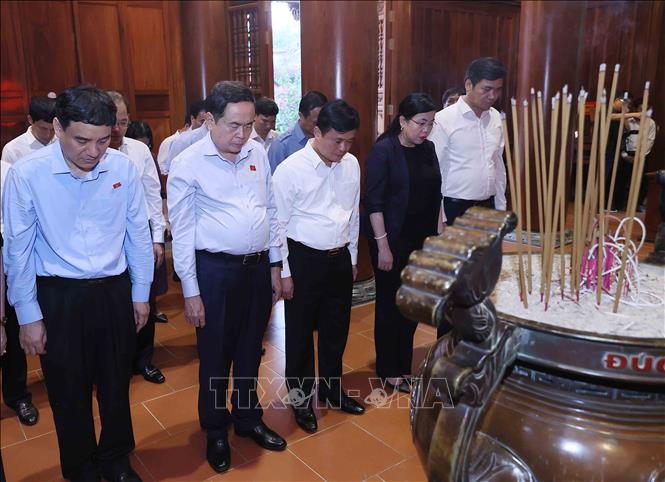 Председатель Нацсобрания Чан Тхань Ман отдал дань памяти и уважения павшим фронтовикам и лицам, имеющим заслуги перед Отечеством