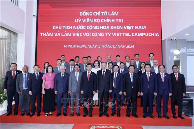Президент Вьетнама То Лам посетил компанию «Metfone» в Камбодже