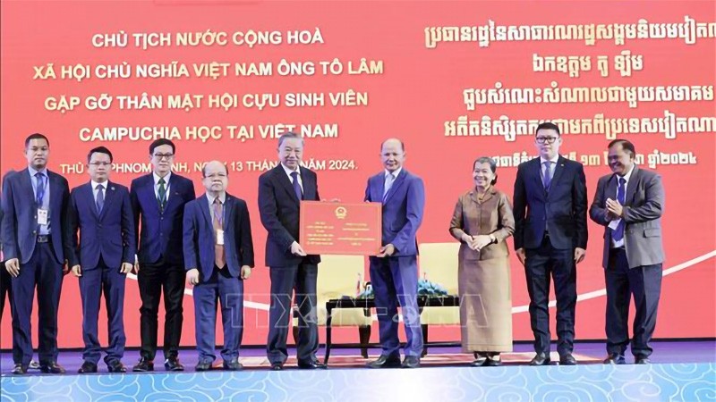 Президент То Лам провел встречу с камбоджийскими выпускниками во Вьетнаме