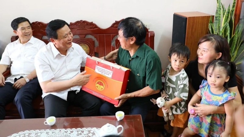 Товарищ Нгуен Суан Тханг посетил семьи льготной категории в провинции Дьенбьен