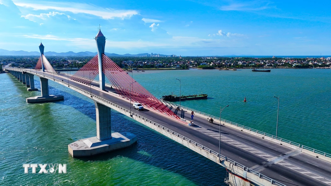 Впечатляющие мосты через реку Лам, соединяющие провинции Нгеан и Хатинь