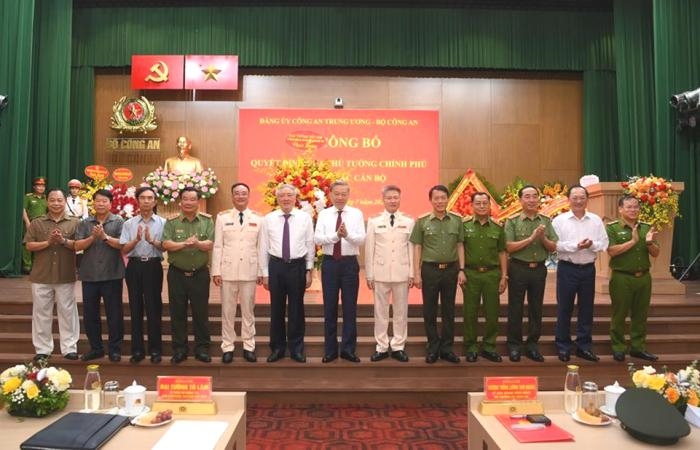 Президент То Лам принял участие в церемонии вручения решений о назначении двух заместителей министров общественной безопасности