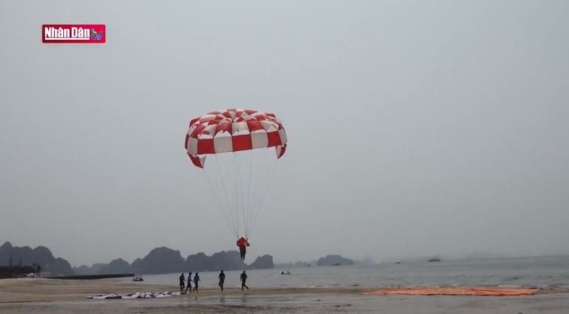 Любоваться бухтой Халонг с помощью параплана