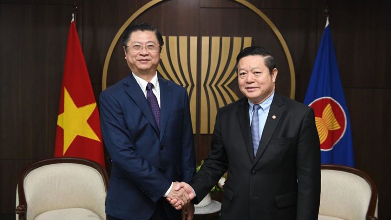 Замглавы Отдела по внешним связям ЦК КПВ встретился с Генеральным секретарем АСЕАН