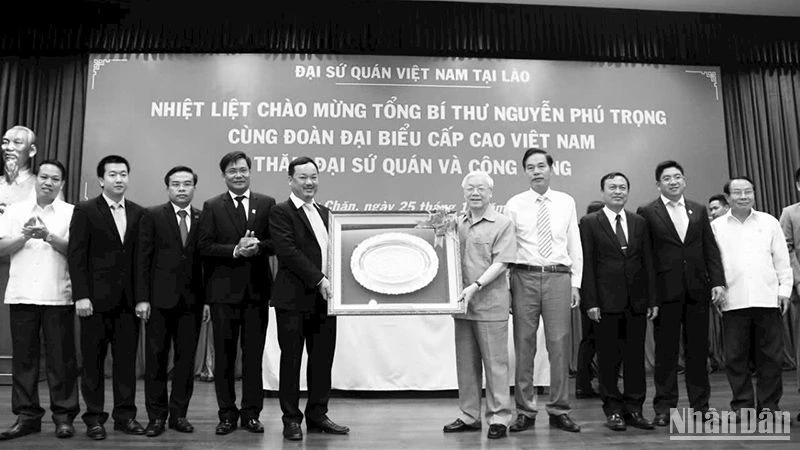 Образ Генерального секретаря ЦК КПВ Нгуен Фу Чонга навсегда останется источником вдохновения для вьетнамской общины в Лаосе