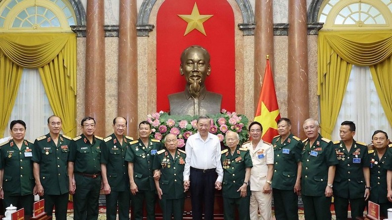 Президент встретился с ветеранами Комитета по связям 305-й парашютно-десантной дивизией специального назначения