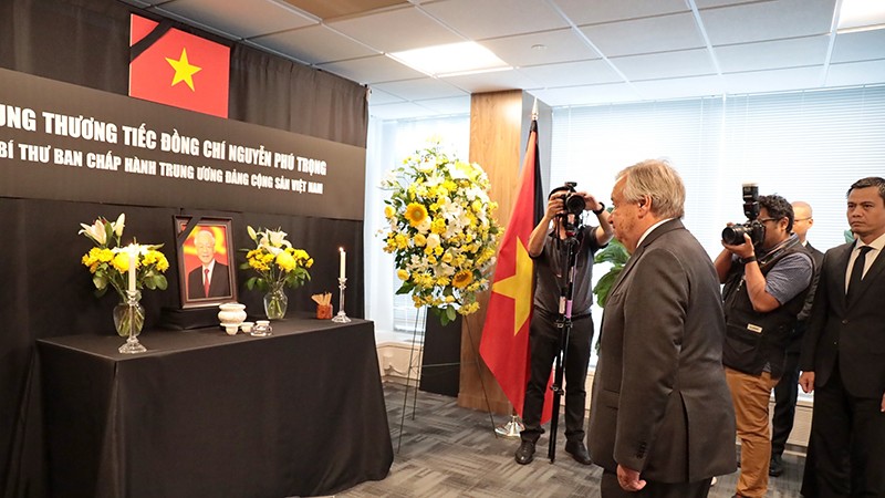 Генеральный секретарь ООН и послы многих стран почтили память Генерального секретаря ЦК КПВ Нгуен Фу Чонга