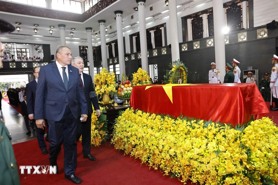 Российская делегация простилась с Генеральным секретарем ЦК КПВ Нгуен Фу Чонгом