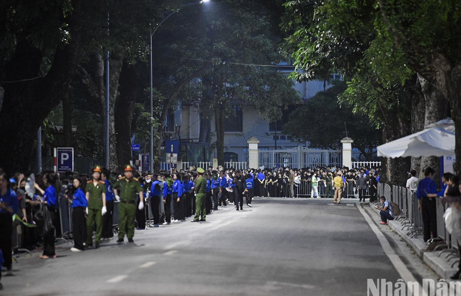 Вьетнамцы прощаются с Генеральным Секретарем ЦК КПВ Нгуен Фу Чонгом