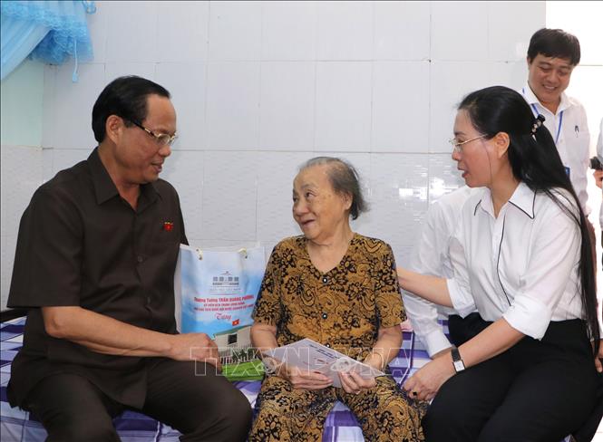 Вице-спикер парламента Чан Куанг Фыонг навестил лиц, имеющих заслуги перед Отечеством, в провинции Куангнгай