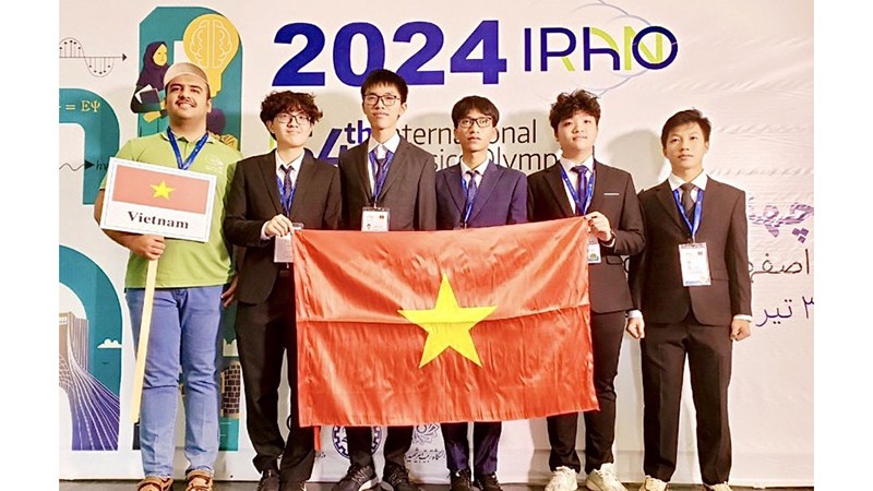 Вьетнамские школьники завоевали 5 медалей на IPhO 2024 года