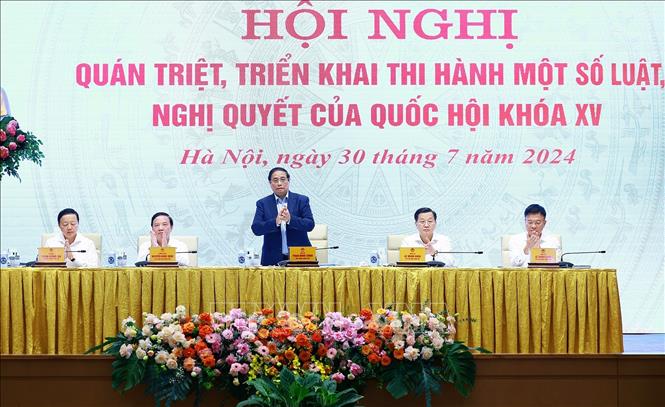 Премьер-министр Фам Мин Тинь принял участие в конференции по реализации законов и резолюций Национального собрания