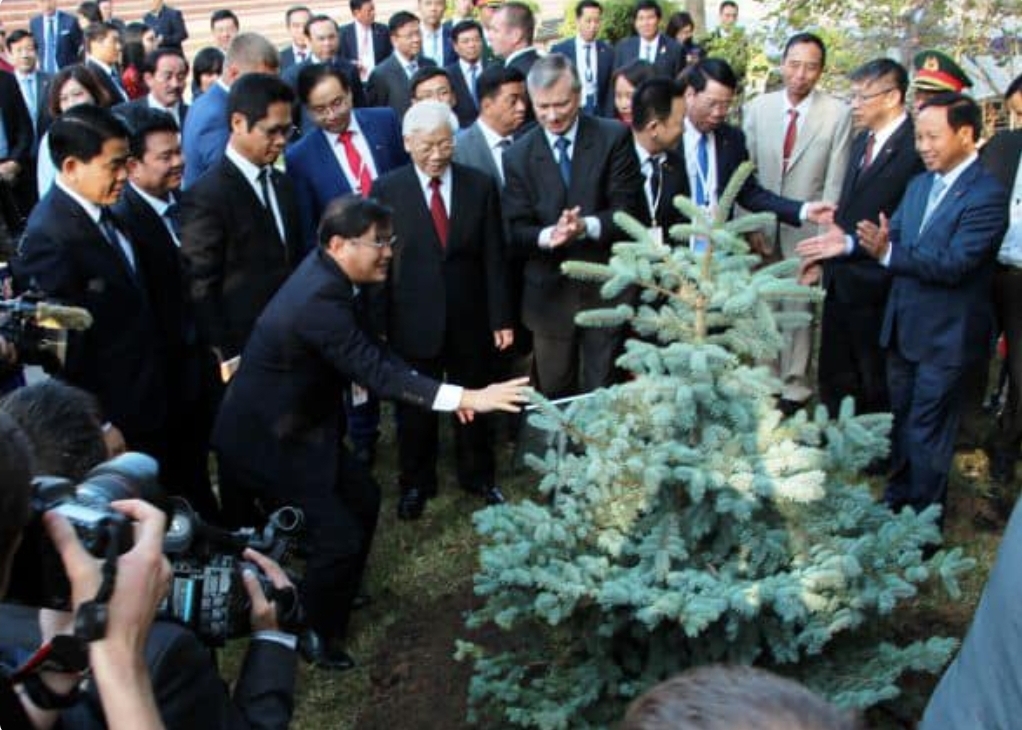 Деревья дружбы, посаженные Генсеком ЦК КПВ Нгуен Фу Чонгом в России