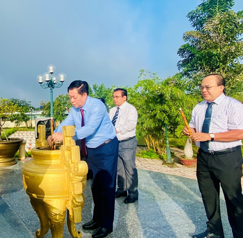 Товарищ Нгуен Чонг Нгиа возложил венок на мемориальном кладбище района Гоконгдонг