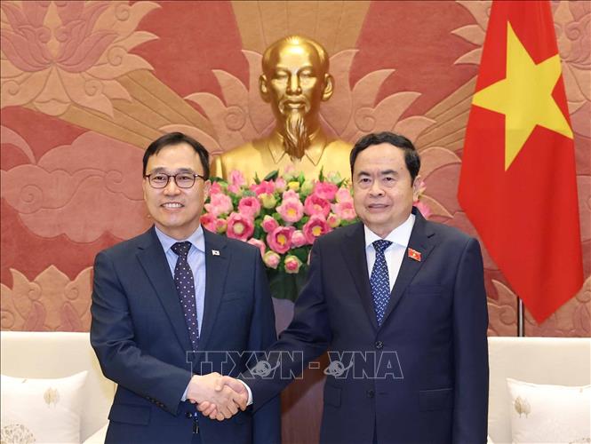 Председатель Нацсобрания Чан Тхань Ман принял посла РК во Вьетнаме Чхве Ён Сама