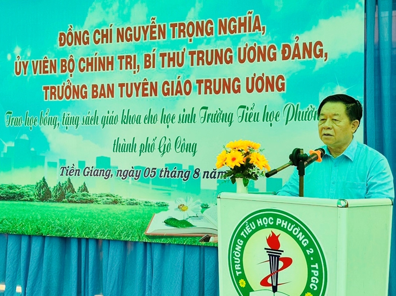Товарищ Нгуен Чонг Нгиа вручил в дар учебники и стипендии школьникам в провинции Тиензянг