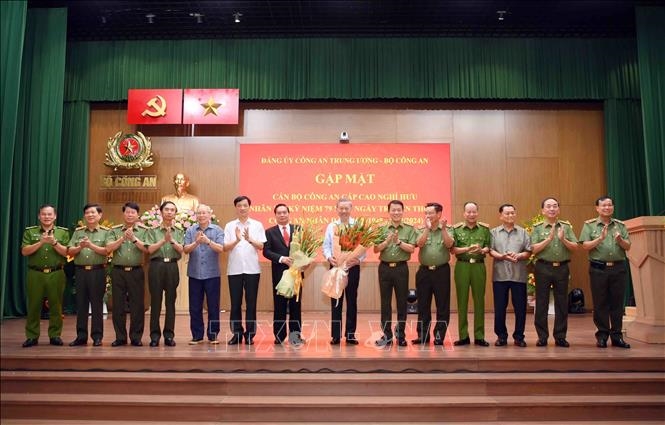 Преумножение славных традиций героических Народных сил общественной безопасности Вьетнама
