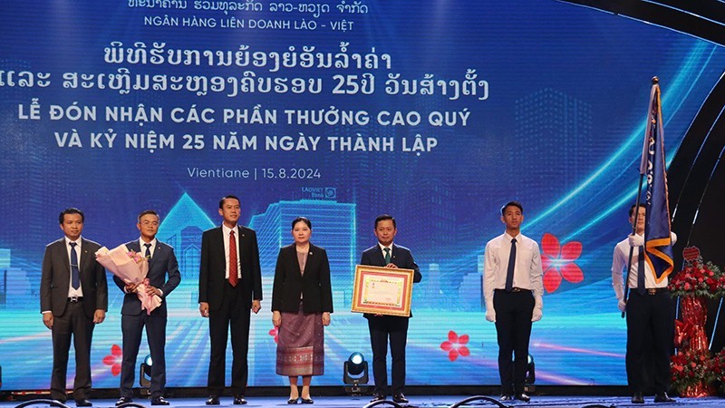 Лаос вручил Орден Труда 1-й степени Лаосско-вьетнамскому совместному банку