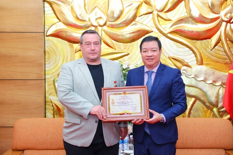 ВСОД наградил Яна Эрика Стёа медалью «За мир и дружбу между народами» за вклад в поддержку разминирования во Вьетнаме