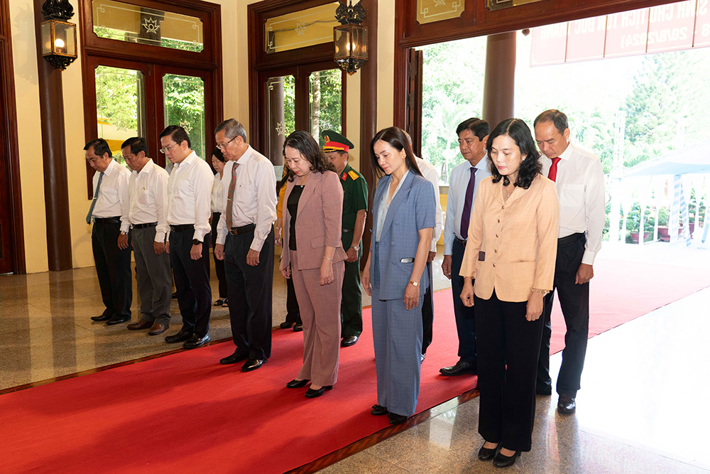 Вице-президент Во Тхи Ань Суан воскурила благовония в память о Президенте Тон Дык Тханге
