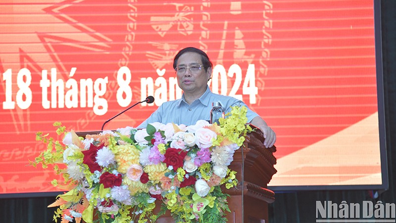 Премьер-министр Фам Минь Тьинь навестил вооруженные силы провинции Даклак