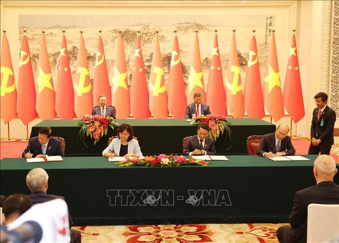 Вьетнам и Китай подписали 14 документов о сотрудничестве между отраслевыми ведомствами и местными властями